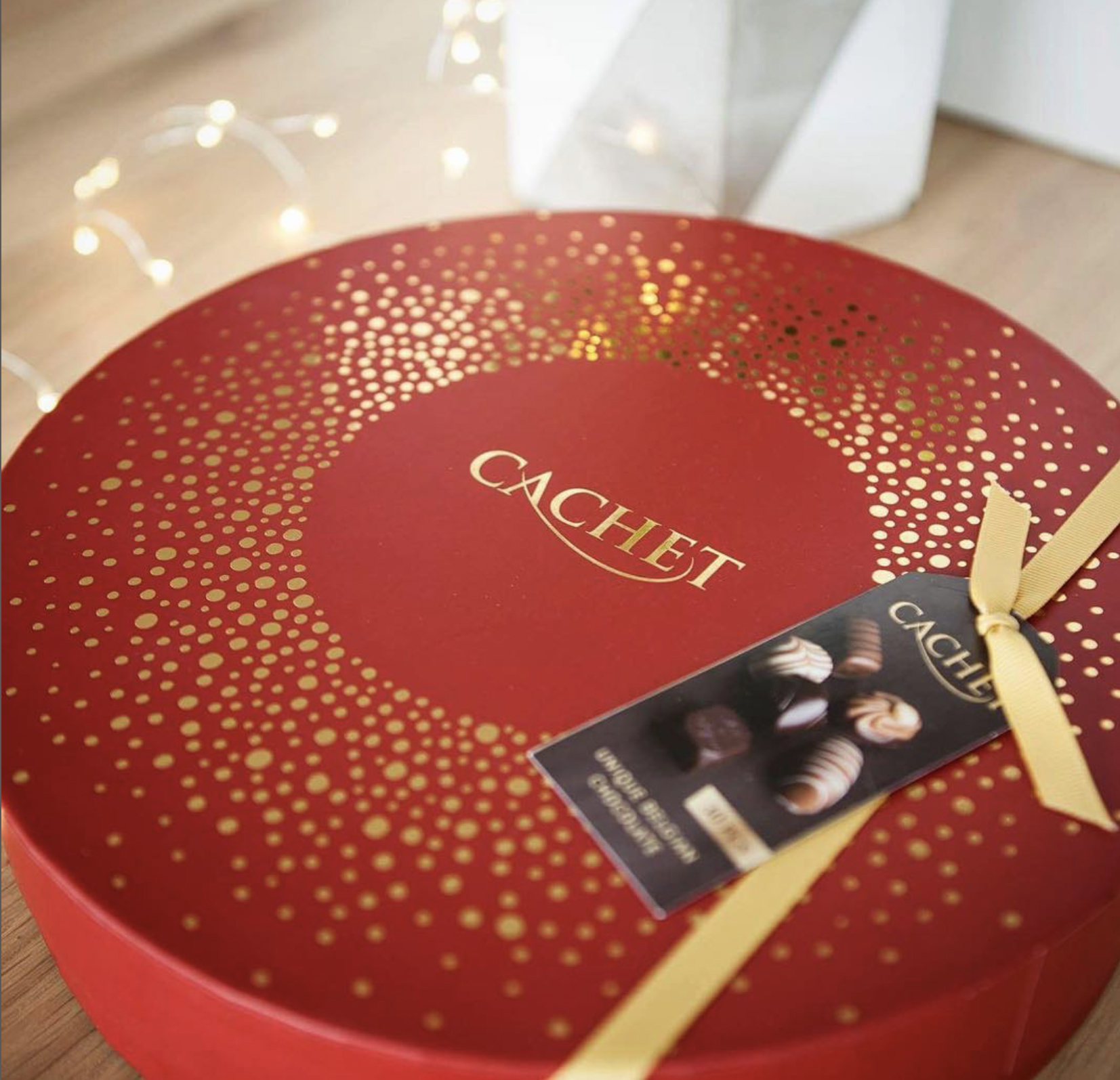 Cachet round red gift box with gold foil